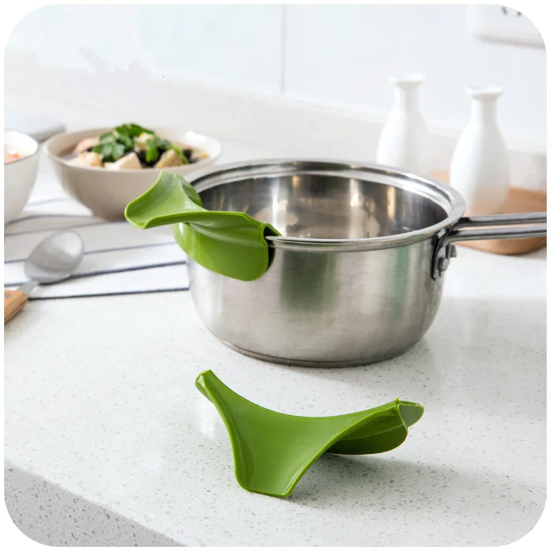 Funnel Anti-Spill Silicone Slip on Pour Soup Spout Funnel for Pots Pans and Bowls and Jars